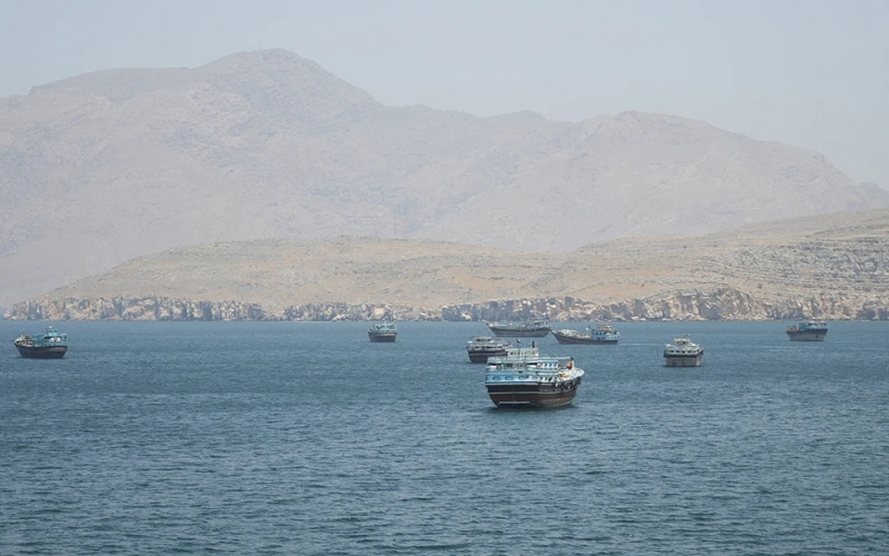 Oman và Iran lần đầu họp bàn về quản lý eo biển Hormuz