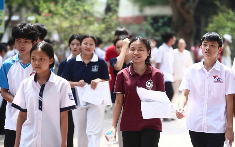 Hai trường công lập ở Hà Nội hạ điểm chuẩn lớp 10