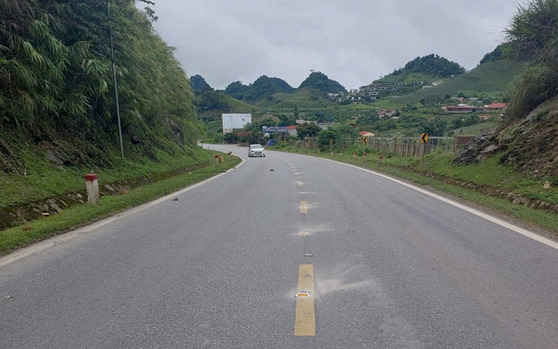 Thí điểm lắp đặt đinh phản quang sử dụng năng lượng mặt trời trên Quốc lộ 6