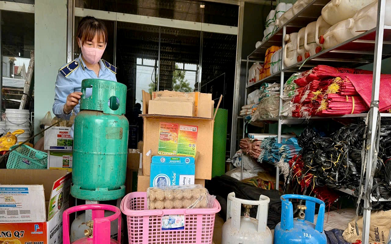 Đội Quản lý thị trường số 7 xử phạt hộ kinh doanh bán lẻ LPG chai không đủ điều kiện theo quy định