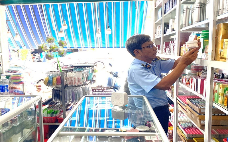 Tiêu hủy hơn hàng nghìn sản phẩm mỹ phẩm không rõ nguồn gốc xuất xứ.
