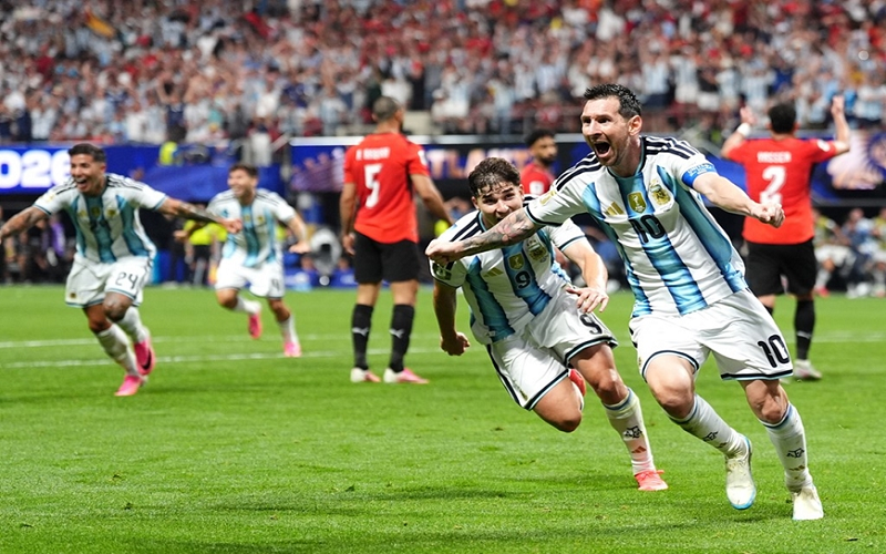 Messi lập công chuộc tội, Argentina vào tứ kết World Cup 2026