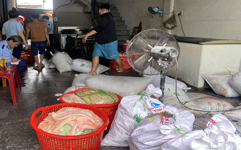 Đội QLTT số 5 phát hiện hơn 02 tấn da heo và mỡ heo không xác định được nguồn gốc xuất xứ