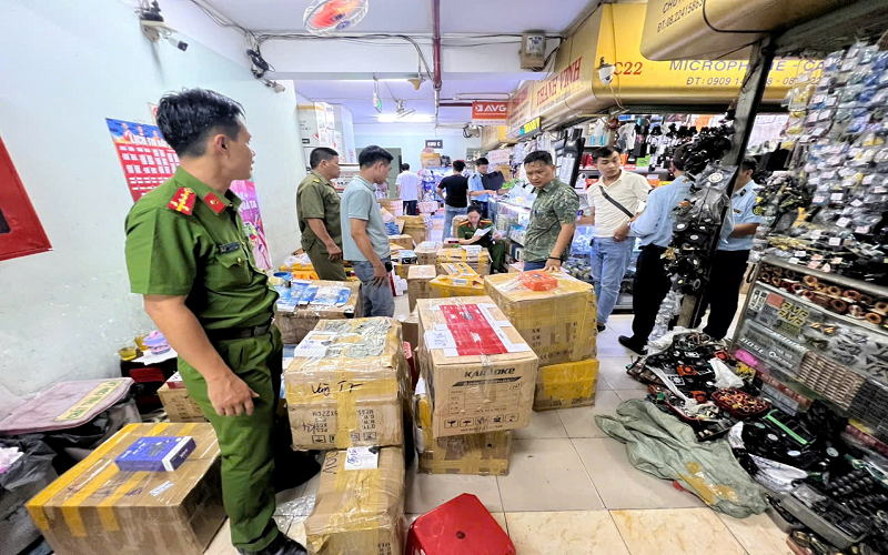 Tăng cường phối hợp chặt chẽ giữa lực lường Quản lý thị trường Thành phố Hồ Chí Minh và Công an Thành phố Hồ Chí Minh trong cuộc chiến chống hàng giả