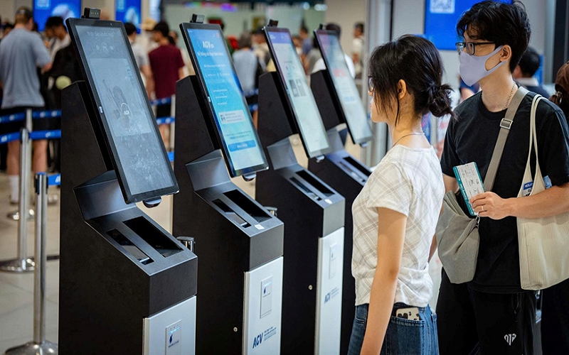 Rút ngắn thời gian làm thủ tục hàng không với quy trình tự động tại sân bay Nội Bài