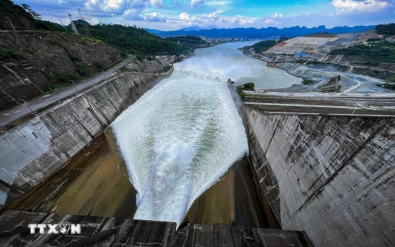 11 giờ ngày 11-7, mở 1 cửa xả đáy hồ thủy điện Hòa Bình