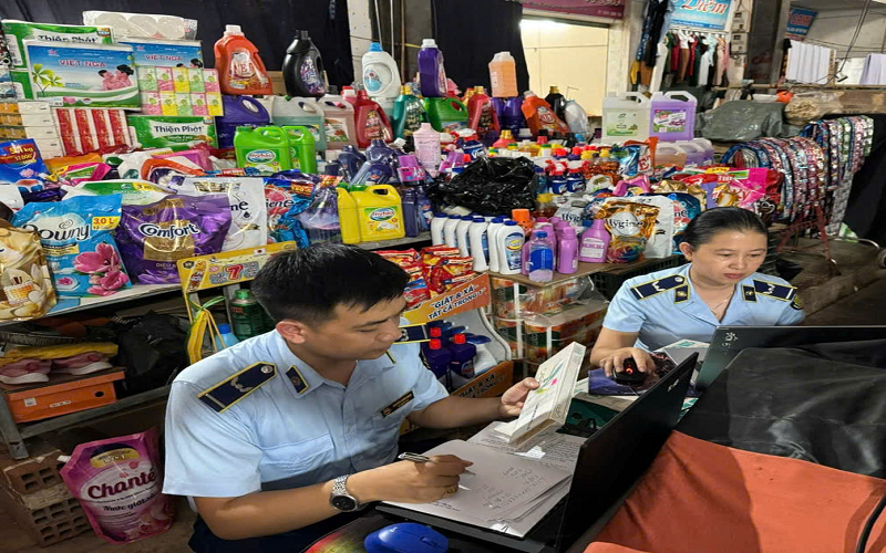 Đội Quản lý thị trường số 5 phát hiện 01 cơ sở kinh doanh 400 bao thuốc lá điếu nhập lậu.