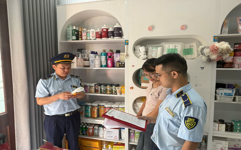 Đội Quản lý thị trường số 6 tăng cường rà soát, kiểm tra, thu hồi các sản phẩm mỹ phẩm bị đình chỉ lưu hành và thu hồi theo quy định của pháp luật