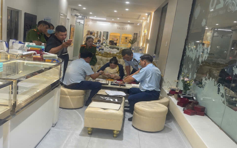 Đột xuất kiểm tra, phát hiện trang sức có dấu hiệu giả mạo các nhãn hiệu trị giá hơn 1,3 tỉ đồng
