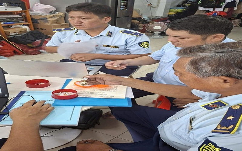 Đội Quản lý thị trường số 5 tiến hành kiểm tra, tạm giữ nhiều sản phẩm trang sức có dấu hiệu giả mạo nhãn hiệu của Chanel.
