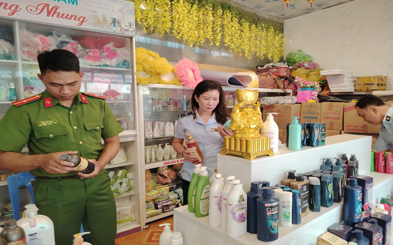Đội QLTT số 6 phối hợp với Công an xã Nậm Ty kiểm tra, xử lý hộ kinh doanh mỹ phẩm không rõ nguồn gốc xuất xứ