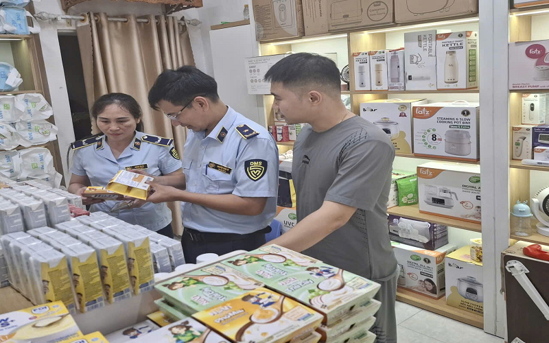 Đội Quản lý thị trường số 6 tăng cường kiểm tra, xử phạt vi phạm hành chính trong lĩnh vực an toàn thực phẩm