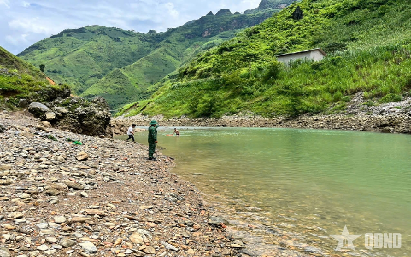 Đồn Biên phòng Cửa khẩu Săm Pun nỗ lực tìm kiếm 2 nạn nhân mất tích trên sông Nho Quế