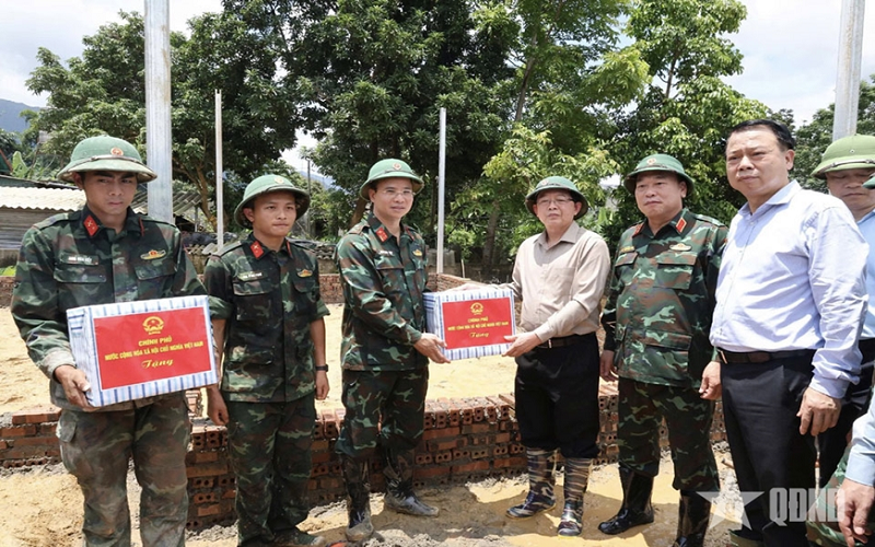 Phó thủ tướng Chính phủ Hồ Quốc Dũng thăm hỏi người dân vùng lũ Mường Than (Lai Châu)