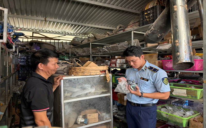 Đội QLTT số 1 đồng loạt kiểm tra 04 cơ sở kinh doanh phụ tùng xe máy, phát hiện nhiều vi phạm về nguồn gốc hàng hóa và sở hữu trí tuệ