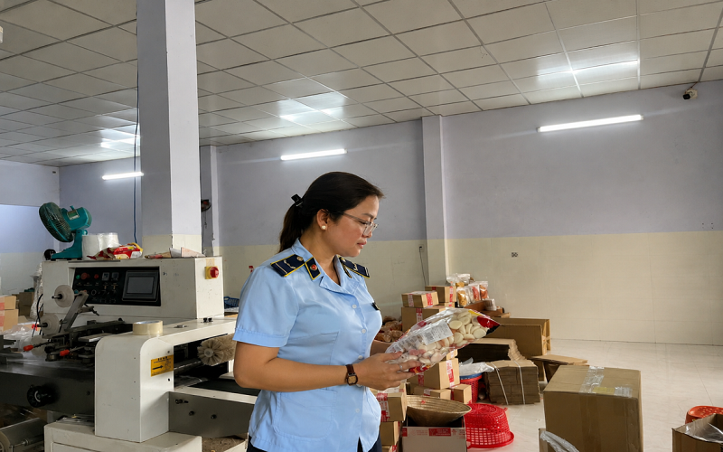 Phát hiện, buộc tiêu hủy 360 kg bánh, kẹo không rõ nguồn gốc, xuất xứ