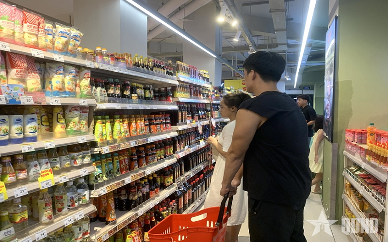 Giá xăng giảm, vì sao thực phẩm vẫn "neo" giá?