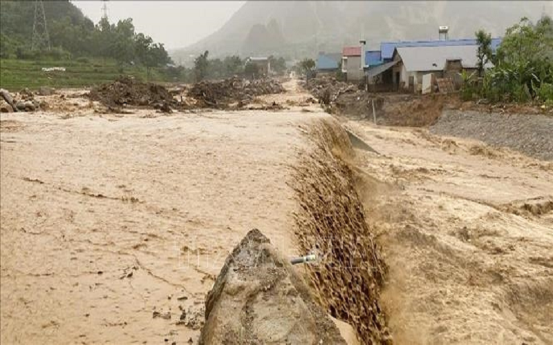 Lai Châu: Mưa lớn gây sạt lở, chia cắt Quốc lộ 32 và Quốc lộ 279 qua Mường Than