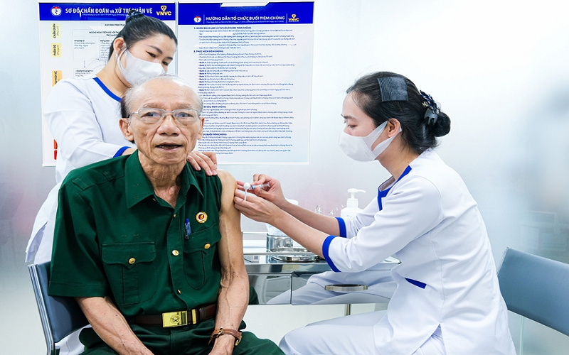 Hệ thống Trung tâm Tiêm chủng VNVC trao 10.000 liều vắc xin cúm tặng thương, bệnh binh