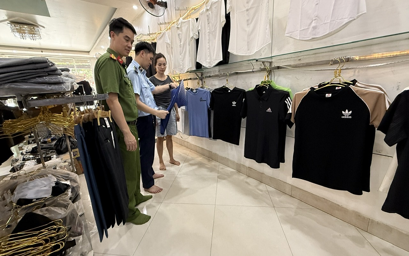 Đội QLTT số 2 tăng cường kiểm tra, xử lý hành vi buôn bán hàng hoá giả mạo nhãn hiệu.