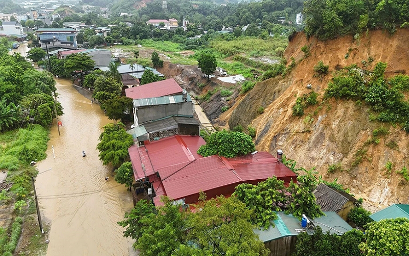 Mưa lớn gây sạt lở, ngập úng cục bộ tại nhiều tuyến đường Lào Cai