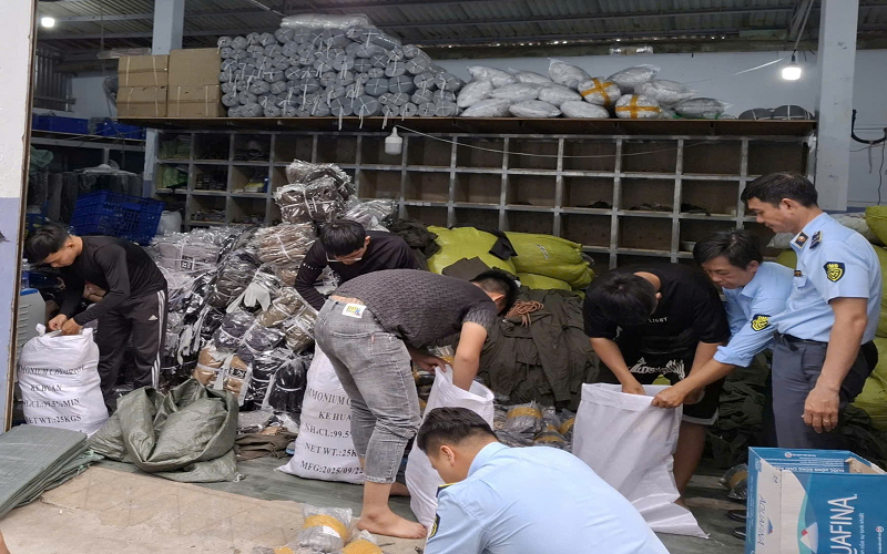 Triệt phá cơ sở sản xuất số lượng lớn sản phẩm quần áo giả mạo các nhãn hiệu nổi tiếng