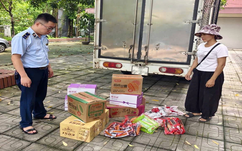 Thái Nguyên: Đội Quản lý thị trường số 4 liên tiếp phát hiện, xử lý 3 vụ vận chuyển trái cây, thực phẩm nhập lậu.