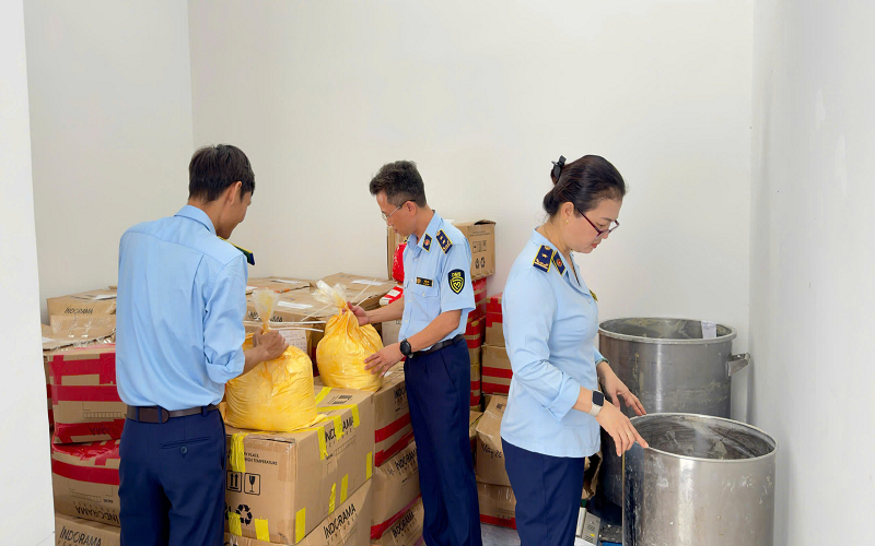Đội Quản lý thị trường số 2 phát hiện hơn 3,4 tấn mỹ phẩm "kem trộn" sản xuất trái phép