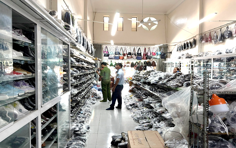 Đội Quản lý thị trường số 10 - Chi Cục Quản lý thị trường tỉnh An Giang tăng cường kiểm tra, xử lý vi phạm về hàng hóa giả mạo nhãn hiệu
