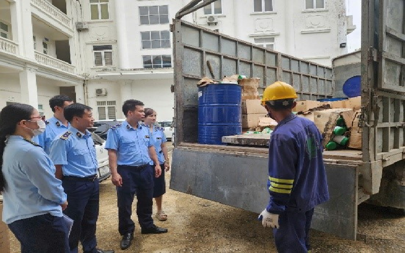 Tiêu hủy gần 1,3 tấn thuốc trừ cỏ không được phép sử dụng tại Việt Nam