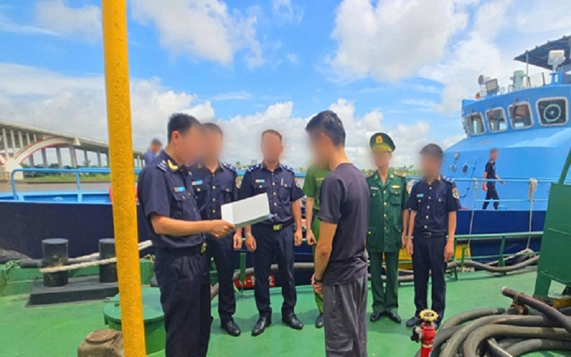 Phát hiện hơn 70.000 lít dầu FO và 41 thùng sơn nhập lậu trên biển Hải Phòng