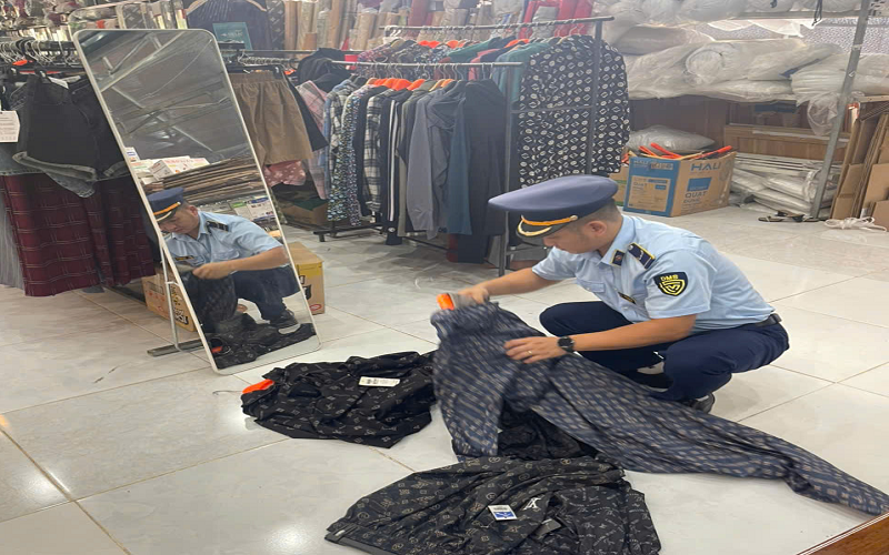 Đội Quản lý thị trường số 2 phát hiện, xử lý hàng hóa có dấu hiệu giả mạo nhãn hiệu Gucci và Louis Vuitton