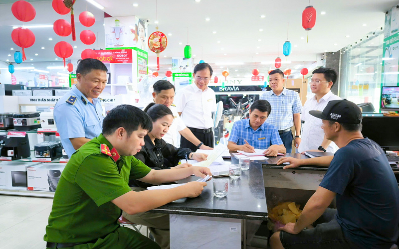 Đội Quản lý thị trường số 2 tham gia Đoàn kiểm tra liên ngành của Ban Chỉ đạo 389 xã Đức Thọ