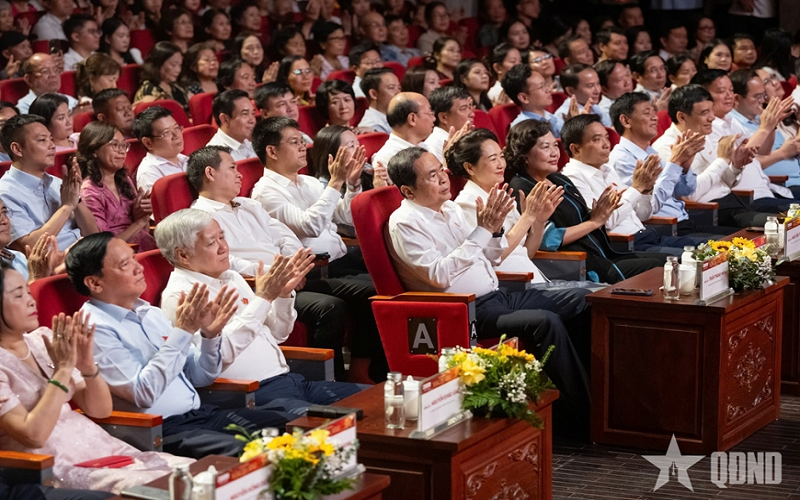Chủ tịch Quốc hội Trần Thanh Mẫn dự Chương trình nghệ thuật chính luận "Nắng Ba Đình"