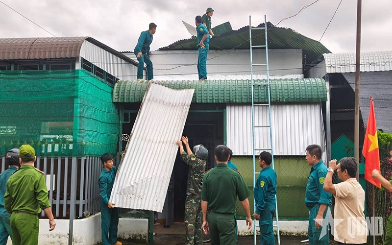 Lực lượng vũ trang tỉnh Lâm Đồng khẩn trương tham gia khắc phục hậu quả mưa lũ