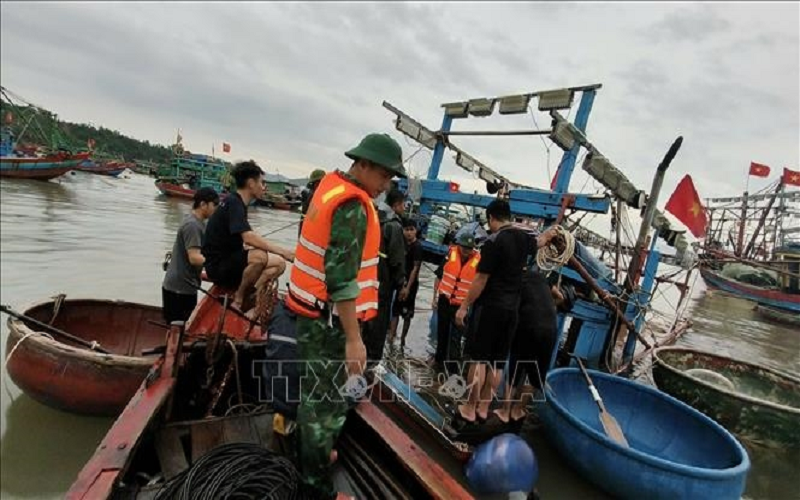Ứng phó bão số 4: Thanh Hóa cứu nạn tàu cá bị chìm