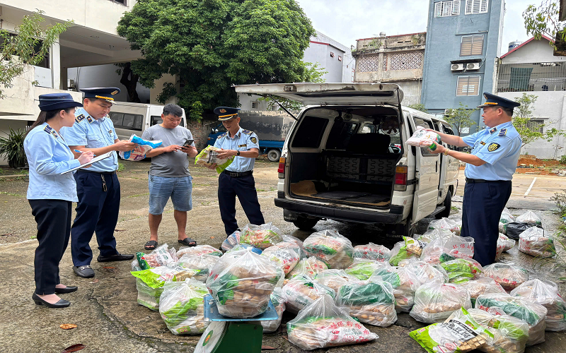 Lạng Sơn: Phát hiện phương tiện vận chuyển thực phẩm không có hóa đơn, chứng từ hợp pháp