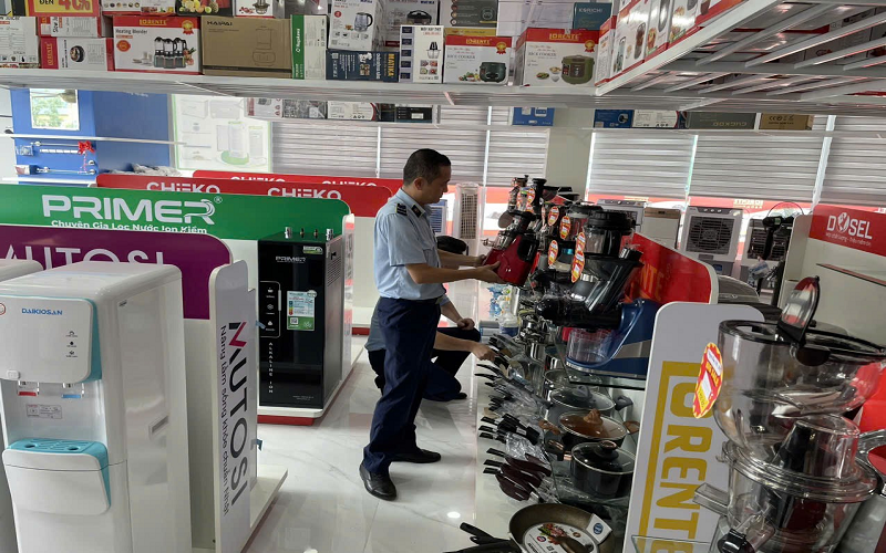 Đội Quản lý thị trường số 4 xử phạt hành vi kinh doanh hàng hoá nhập lậu trên không gian mạng.