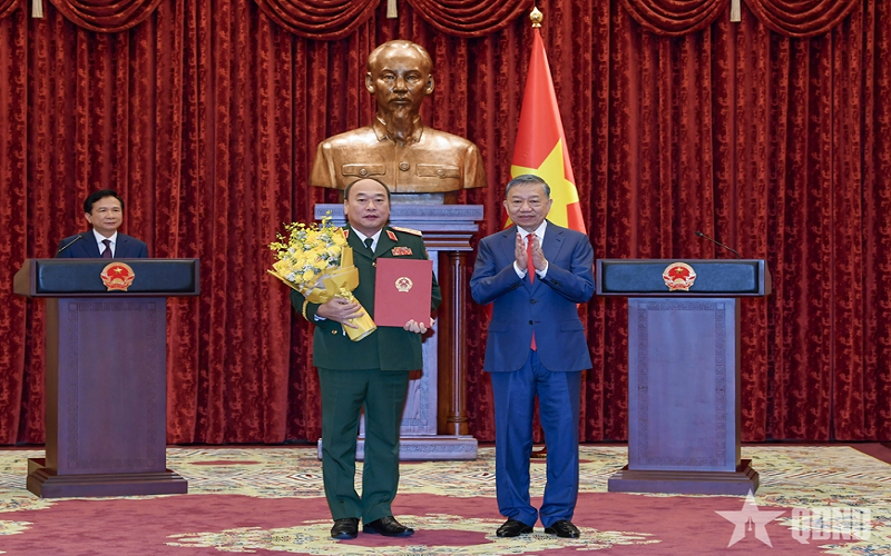 Tổng Bí thư, Chủ tịch nước Tô Lâm trao quyết định thăng quân hàm Thượng tướng đối với đồng chí Lê Quang Đạo