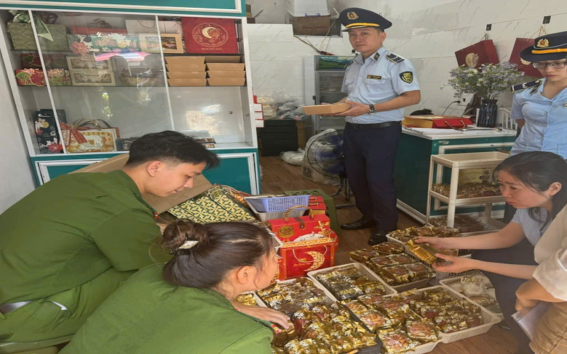 Đội QLTT số 11: Tiêu hủy 300 bánh trung thu không rõ nguồn gốc xuất xứ