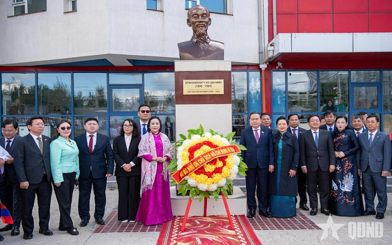 Chủ tịch Quốc hội Trần Thanh Mẫn và phu nhân thăm Trường liên cấp số 14 mang tên Chủ tịch Hồ Chí Minh tại Mông Cổ