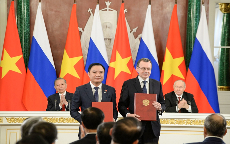 Tổng Bí thư, Chủ tịch nước Tô Lâm và Tổng thống Nga Vladimir Putin chứng kiến Lễ trao các văn kiện hợp tác giữa Việt Nam - Liên bang Nga