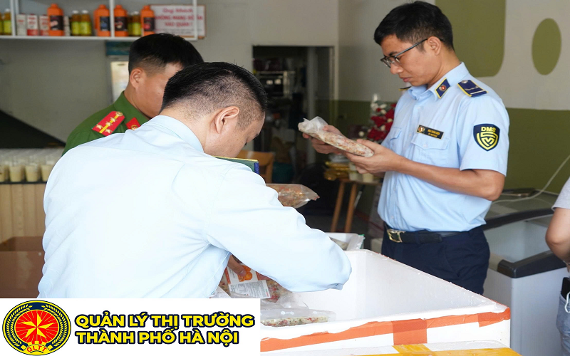 Đội Quản lý thị trường số 25: Tạm giữ 240 kg nguyên liệu làm bánh Trung thu không rõ nguồn gốc, quá hạn sử dụng tại phường Chương Mỹ